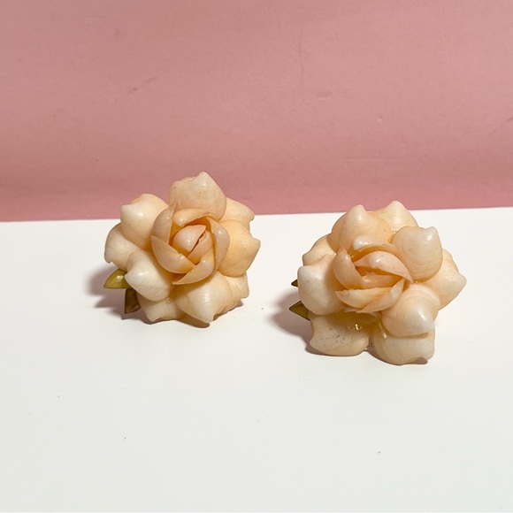 Vintage Jewelry - Vintage retro 80s 3D rose clip on earrings